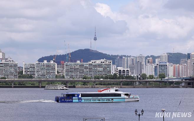 시민들을 태운 한강버스가 1일 여의도 선착장을 출발해 뚝섬 선착장으로 향하고 있다.서울시는 두 달 간 체험 운항을 거쳐 오는 9월 중 정식 취항한다는 계획이다.이번 한강버스 시민 탑승체험은 매주 화·목·토요일 진행된다. 7월 화·목에는 오후 2시와 저녁 7시 각 1회씩 여의도 선착장에서 출발해 잠실 방면으로 운행하며 토요일에는 오후 2시 같은 방면으로 1회 편도 운영된다.