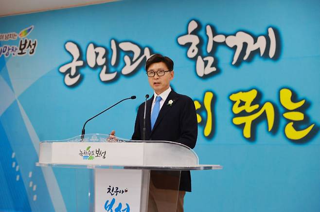 김철우 보성군수가 1일, 군청 대회의실에서 매월 초 개최되는 전 직원 소통 프로그램 ‘보성 달 모임’에서 이야기하고 있다. /보성군