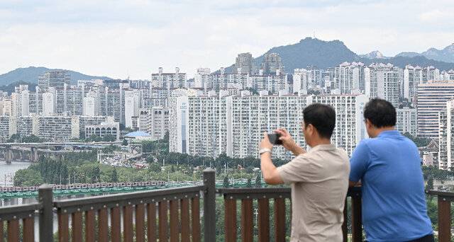 서울과 수도권에 강력한 대출 규제가 적용되면서 부동산시장이 얼어붙었다. 규제 여파를 지켜보려는 관망세와 대출금액 변동 영향 때문이다. 30일 서울 용산구 아파트 단지들이 빼곡히 들어서 있다. 권현구 기자