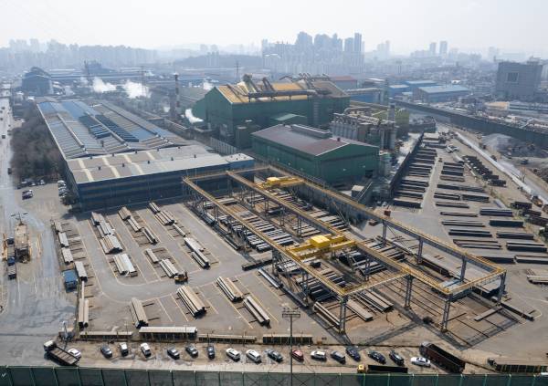 현대제철이 인천공장 내 철근공장 가동을 중단한다. 사진은 가동 중단을 앞둔 인천 동구에 있는 인천공장 전경. 연합뉴스