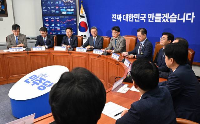 더불어민주당 진성준 정책위의장이 30일 서울 여의도 국회에서 상법 개정안 추진과 관련해 경제계 의견을 수렴하기 위해 경제6단체 부회장단과 간담회를 하고 있다. 이병주 기자