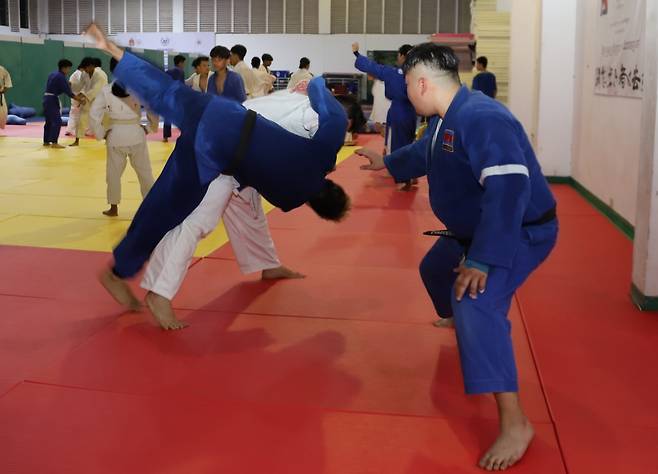 이승찬(오른쪽) 선교사가 캄보디아 현지 훈련장에서 제자 리띠(가명)의 유도 기술 훈련을 지켜보며 지시하고 있다. 이 선교사 제공
