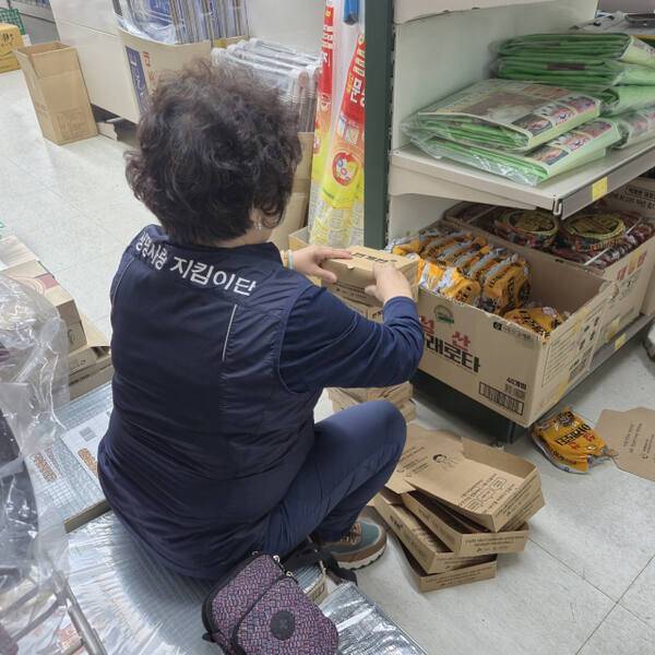 시흥시는 지난 2015년부터 고의적 자해 수단 차단을 위한 전용 포장 상자를 제작해 협력업체에 무료로 보급하고 있다. 상자에는 고의적 자해 예방을 위한 문구와 도움을 요청할 수 있는 연락처가 표시돼 있다. 모니터링 활동에 나선 ‘생명사랑 지킴이단’ 봉사자가 포장 작업을 진행하고 있는 모습. 시흥시자살예방센터 제공