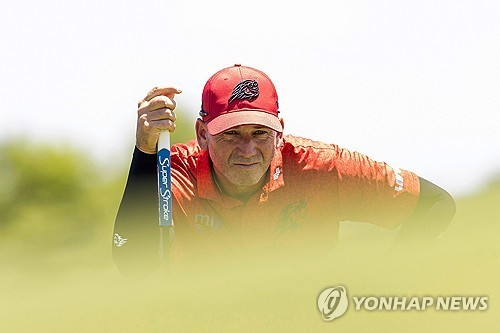 그린 밖에서 그린 경사를 읽는 가르시아. 사진[AP=연합뉴스]