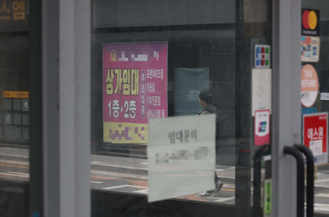 서울 서대문구 이화여대 앞 상점가 폐업 상가에 임대문의 안내문이 붙어 있다. [한주형 기자]