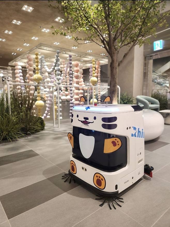 커넥트현대 청주점 인턴 직원으로 채용된 AI 청소로봇 ‘휠리 J40’이 매장 청소를 하고 있다. [사진 제공=라이노스]