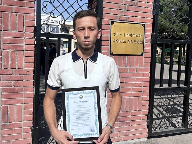 한국국제협력단(KOICA·코이카)의 지원으로 우즈베키스탄에서 최초로 실시된 국가기술자격 검정시험에 합격한 딜무라도브 라지즈벡 우즈베키스탄 사흐리삽스 직업훈련원 졸업생. [사진=한국국제협력단]