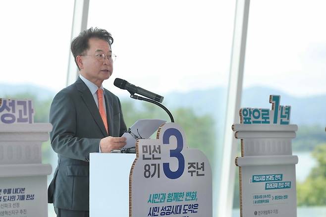 육동한 춘천시장은 1일 서면 토이로봇관 갤러리툰에서 민선8기 출범 3주년 기념 기자회견을 열고 그간의 시정 성과와 앞으로의 운영방향을 발표했다. [춘천시]