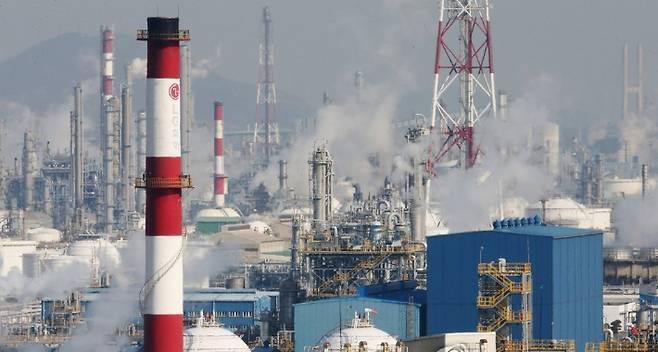 전남 여수 국가산업단지 내에 위치한 정유·화학 공장 전경. [사진 출처 = 연합뉴스]