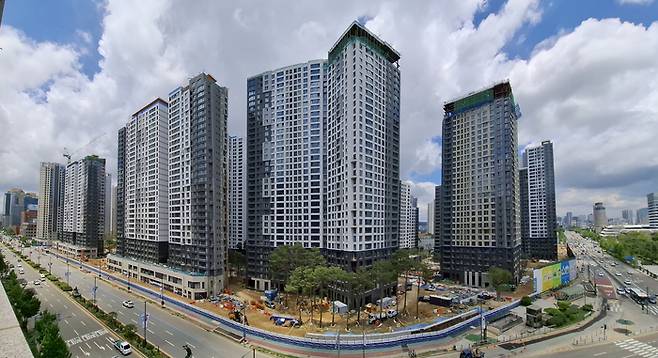 올해 입주를 앞두고 있는 서울 송파구 잠실래미안아이파크 전경. [이승환 기자]