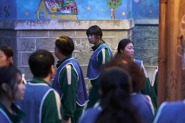 ‘오징어 게임’ 시즌3의 한 장면. 참가자들이 숨바꼭질을 하고 있다. 넷플릭스