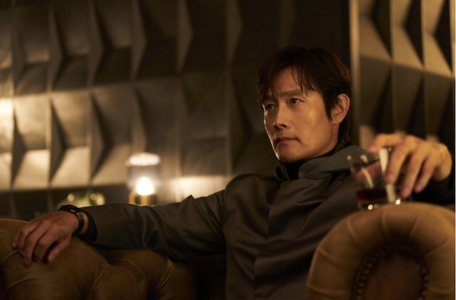 ‘오징어 게임’ 시즌3의 한 장면. 프론트맨(이병헌 역)이 게임 참가자들의 상황을 지켜보고 있다. 넷플릭스