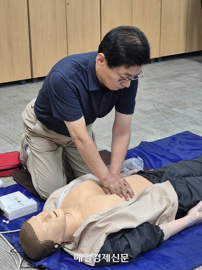 한국폴리텍대 서울 강서캠퍼스에서 대기업 건설사에서 32년을 근무한 뒤 임원으로 퇴직한 윤준철 씨(58)가 요양보호사 자격증을 취득하기 위한 심폐소생술(CPR) 실습을 하고 있다. 차창희 기자