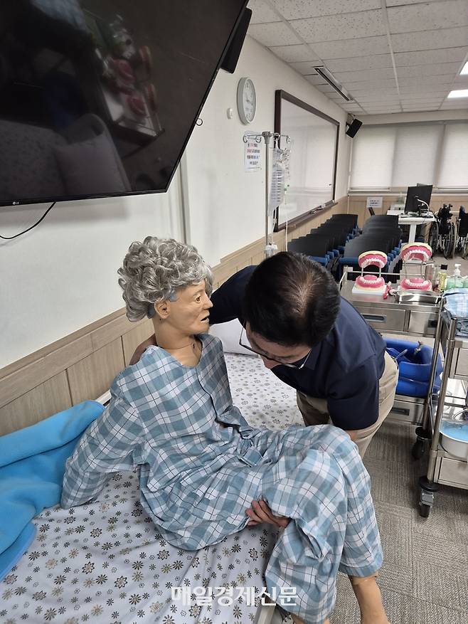 한국폴리텍대 서울 강서캠퍼스에서 대기업 건설사에서 32년을 근무한 뒤 임원으로 퇴직한 윤준철 씨(58)가 고령자 신체지원활동 실습을 하고 있다. 차창희 기자