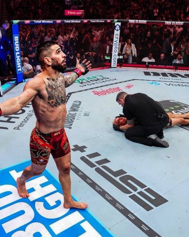 UFC 역사상 단 9명만 있었던 두 체급 챔피언. 일리야 토푸리아는 찰스 올리베이라를 꺾고 라이트급 챔피언이 되면서 10번째 두 체급 챔피언이 됐다. 사진=X