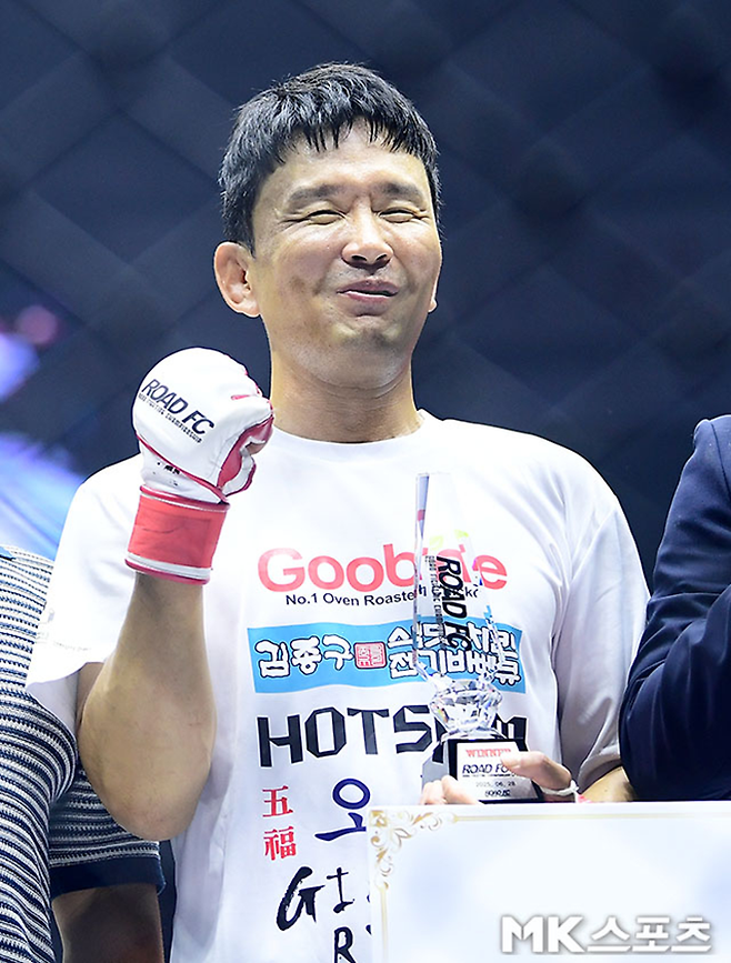 개그맨 윤형빈이 2025년 6월 서울특별시 장충체육관 로드FC 73 종합격투기 스페셜 이벤트 매치 승리 기념 촬영을 하고 있다. 사진(서울 장충동)=김영구 기자