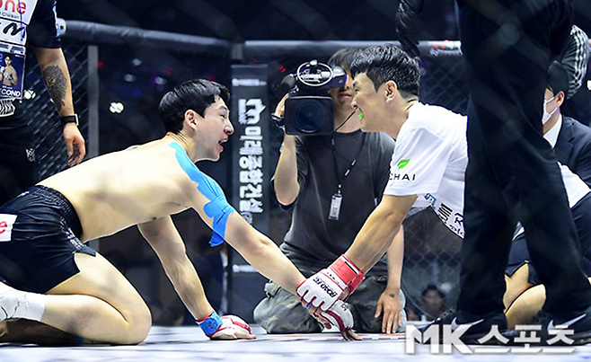 구독자 205만 먹방 유튜버 밴쯔와 개그맨 윤형빈이 2025년 6월 서울특별시 장충체육관 로드FC 73 종합격투기 스페셜 이벤트 매치 종료 후 서로 존중하며 인사하고 있다. 사진(서울 장충동)=김영구 기자