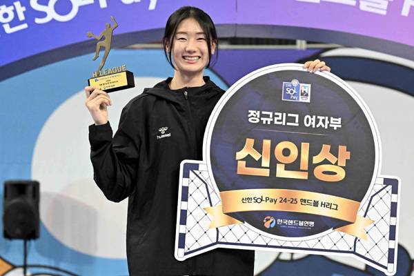 사진 2024-25시즌 신한 SOL페이 핸드볼 H리그 여자부 신인상을 받은 대구광역시청 정지인, 사진 제공=한국핸드볼연맹