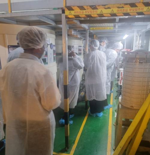 이엠티 충주 공장 내부를 탐방 중인 투자자들. 전구체 공장 내 외부인 사진촬영이 금지돼 한국거래소 사진으로 대체. /사진제공=한국거래소