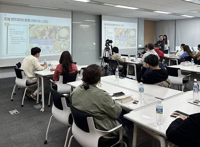 크레잇터 참가자들이 다른 식당의 메뉴를 연구하고 수업을 듣는 모습./사진제공=CJ제일제당