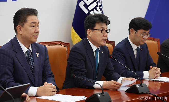 [서울=뉴시스] 조성봉 기자= 진성준 더불어민주당 정책위의장이 1일 오전 서울 여의도 국회에서 열린 원내대책회의에서 발언을 하고 있다. 2025.07.01. suncho21@newsis.com /사진=조성봉