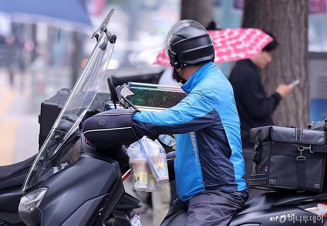 서울의 한 식당가에서 배달 노동자가 분주하게 움적이고 있다. /사진= 뉴스1.