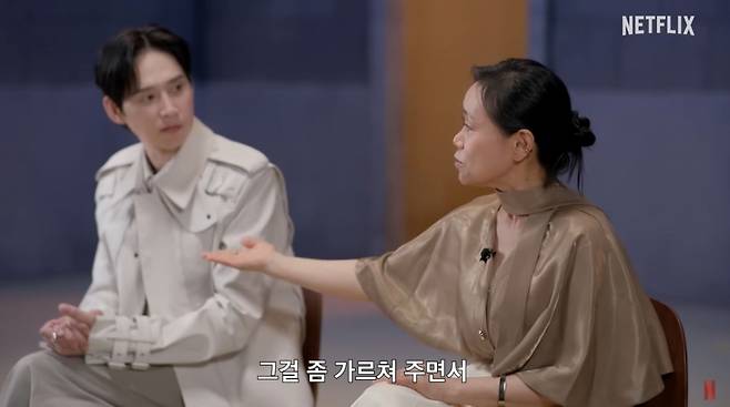 강애심이 임신부 역을 맡은 조유리에게 출산 연기에 대해 조언했다고 말하고 있다. /사진=유튜브 갈무리