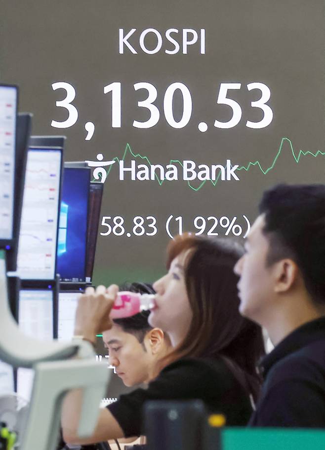 1일 오전 서울 중구 하나은행 딜링룸 전광판에 코스피 지수가 전일 대비 58.83포인트(1.92%) 상승한 3,130.53을 나타내고 있다. /사진=뉴스1
