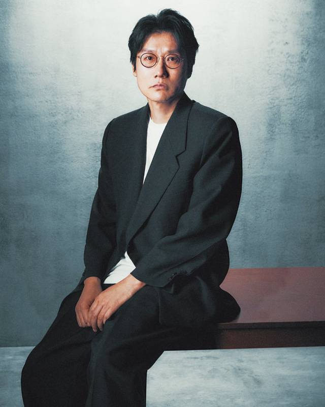 6년간 공들인 ‘오징어 게임’ 시리즈를 마무리한 황동혁 감독은 무채색 계열의 옷을 차려입고 다소 침통한 표정을 담은 인터뷰 사진을 제시했다. 주인공 성기훈(이정재)이 숭고한 희생을 택하는 것으로 결말을 바꾼 그가 마치 성기훈의 장례를 치르는 듯한 분위기였다. 황 감독은 성기훈에게 마지막으로 해주고 싶은 말을 묻자 “성기훈 씨, 고생 많으셨습니다. 그 희생은 헛되지 않을 것입니다”라고 답했다. 넷플릭스 제공