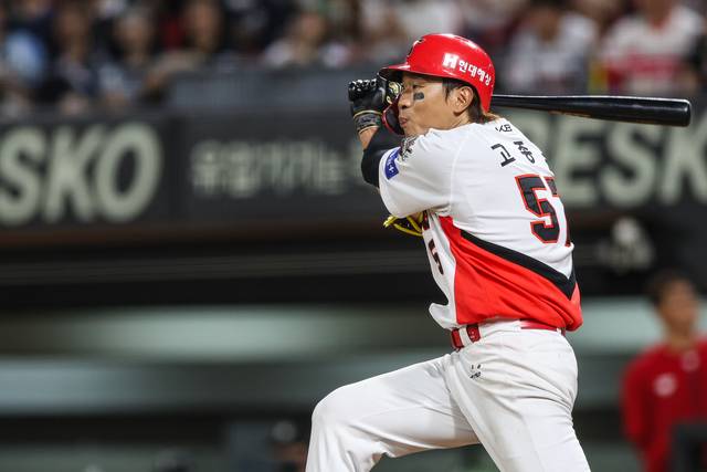 KIA의 고종욱이 1일 광주KIA챔피언스필드에서 열린 SSG와의 홈경기에서 7회 말 역전 적시타를 날리고 있다. KIA 제공