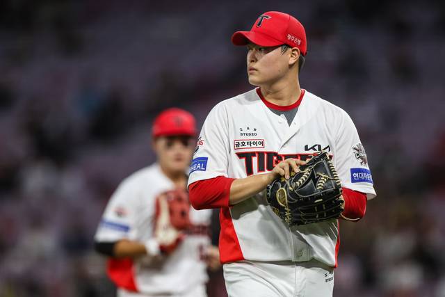 KIA의 최지민이 1일 광주KIA챔피언스필드에서 열린 SSG와의 홈경기에서 상대 타선을 무실점으로 막고 마운드를 내려오고 있다. KIA 제공