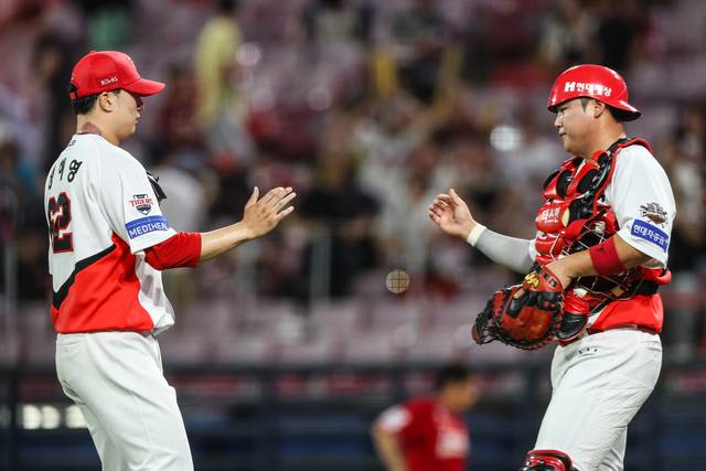 KIA의 마무리 정해영(왼쪽)과 포수 한준수가 1일 광주KIA챔피언스필드에서 열린 SSG와의 홈경기에서 승리를 확정한 뒤 하이파이브를 나누고 있다. KIA 제공