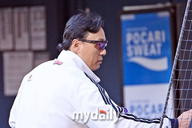 7일 서울 잠실야구장에서 열린 '2025 신한 SOL BANK KBO리그' LG 트윈스와 두산 베어스 경기. 두산 이승엽 감독이 선수들을 바라보고 있다./마이데일리