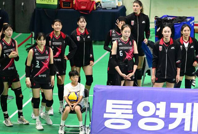 정관장 선수들이 워밍업 존에서 응원을 하고 있다./KOVO