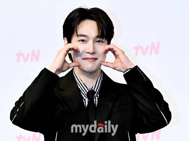 배우 강유석이 1일 오후 서울 신도림 더링크호텔에서 진행된 tvN 주말드라마 '서초동' (극본 이승현, 연출 박승우) 제작발표회에서 포토타임을 갖고 있다. / 송일섭 기자