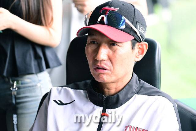 29일 오후 서울 잠실야구장에서 진행된 '2025 프로야구 KBO리그' KIA-LG의 경기.경기 전 LG 염경엽 감독이 취재진과 이야기를 나누고 있다./마이데일리