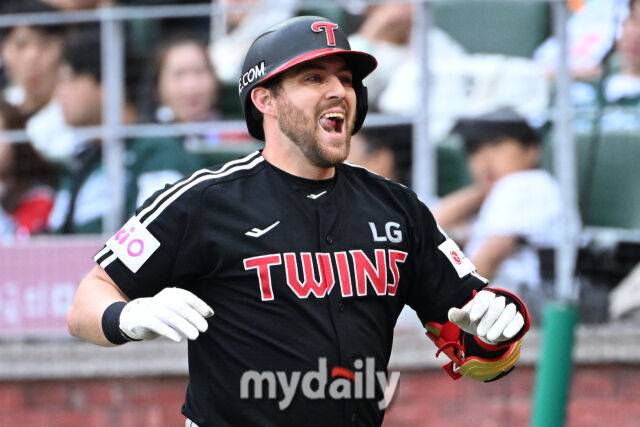 24일 인천 SSG랜더스필드에서 열린 '2025 신한 SOL BANK KBO리그' LG 트윈스와 SSG랜더스 경기.LG 오스틴이 5회초 무사 1루에 역전 투런포를 친 뒤 기뻐하고 있다./마이데일리