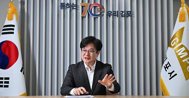 취임 3주년을 앞두고 헤럴드경제와 만난 김병수 김포시장이 23일 오후 경기도 김포시청 내 회의실에서 그간 소회와 향후 임기에 대한 포부를 밝히고 있다. 김 시장은 지하철 5호선 연장 확정과 김포한강2콤팩트시티 선정 등 임기 초반 성과를 거두며 추진했던 핵심 사업들을 잘 매듭짓겠다고 밝혔다. 아울러 ‘김포·서울 통합’ 추진 의사를 재확인하며 “김포와 서울이 해양도시로 탈바꿈 해야한다”고 강조했다. 김포=임세준 기자