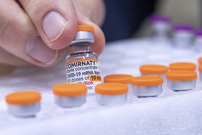 지난 2021년 12월 독일 뒤셀도르프의 한 약국에서 제조업체 화이자의 어린이용 백신 ‘코미르나티’ 앰플 모습(사진은 기사와 직접적 관련 없음). [AP]
