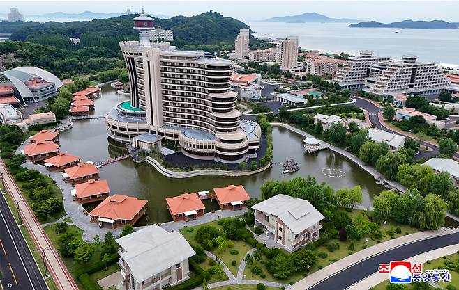 원산 갈마지구 복합관광단지 호수와 아일랜드 호텔[조선중앙통신·연합]