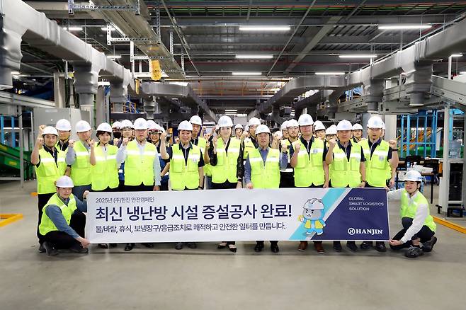 조현민(왼쪽 여섯번째부터) 한진 사장, 노삼석 대표이사 사장이 대전메가허브에 냉·난방 설비 증설을 기념하며 임직원들과 함께 기념사진을 촬영하고 있다. [한진 제공]