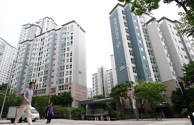 서울 마포구 아현동 마포래미안푸르지오 앞을 주민들이 지나고 있는 모습.  [헤럴드DB]