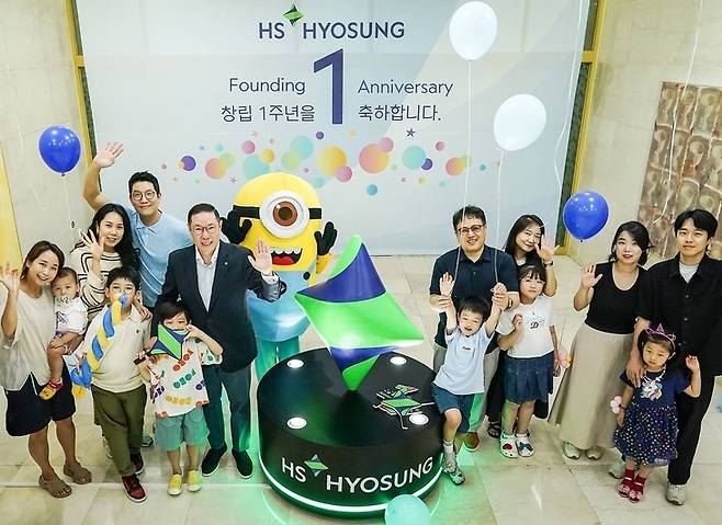 조현상(왼쪽 네 번째) HS효성 부회장이 창립 1주년 기념식에서 직원들과 기념촬영을 하고 있다.  [HS효성 제공]