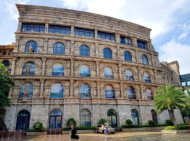 키스 오브 더 씨 공연 건물은 콜롯세움을 닮았다.