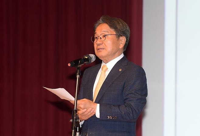 강기정 광주시장이 1일 시청에서 정례조례에서 직원들에게 직접 쓴 편지를 읽으며 3년간과 최근 잇단 악재에 대한 소회를 밝히고 있다. 강 시장은 이날 발언 과정에서 눈물을 보이기도 했다. 2025.7.1 [광주시 제공. 재판매 및 DB 금지] <연합뉴스>