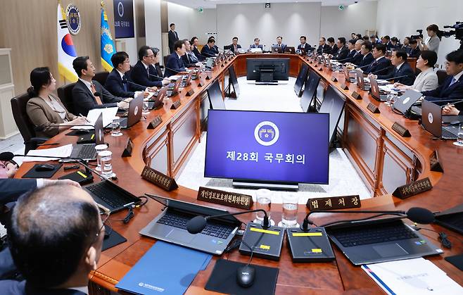 이재명 대통령이 1일 서울 용산 대통령실 청사에서 국무회의를 주재하고 있다. [연합]