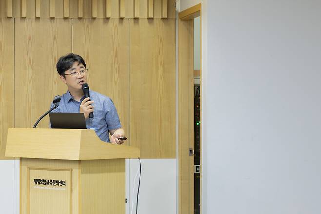 노건엽 보험연구원 금융제도연구실장이 1일 서울 광화문 생명보험교육문화센터에서 ‘IFRS17·킥스 주요 내용과 대응방안’을 발표하고 있다. [생명보험협회 제공]