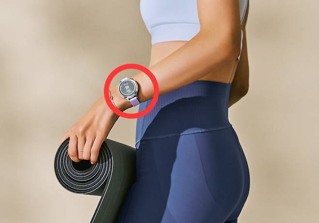 가민 스마트워치 ‘비보액티브6’를 착용한 모습. [가민 제공]