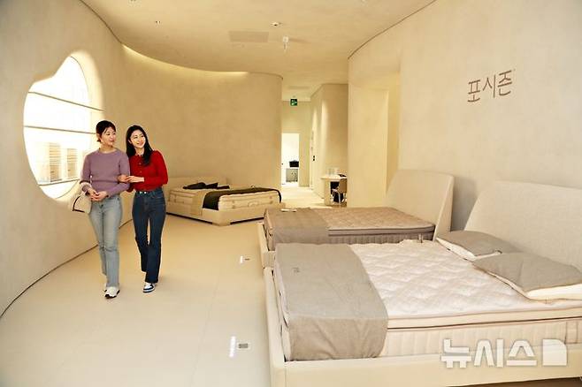 [서울=뉴시스] 포시즌 매트리스가 전시된 '매트리스 아카이브' 모습. (사진= 한샘 제공)