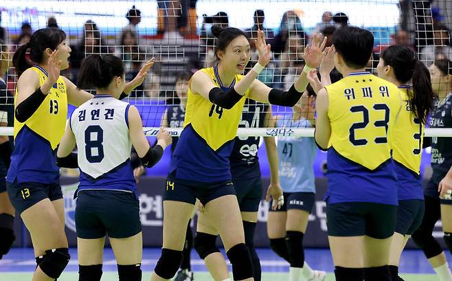 [서울=뉴시스] 황준선 기자 = 29일 경기도 수원실내체육관에서 열린 2024-25 도드람 V-리그 프로배구대회 현대건설과 GS 칼텍스의 경기, 현대건설 양효진이 동료들과 기쁨을 나누고 있다. (사진=현대건설 배구단 제공) 2025.01.29. photo@newsis.com *재판매 및 DB 금지